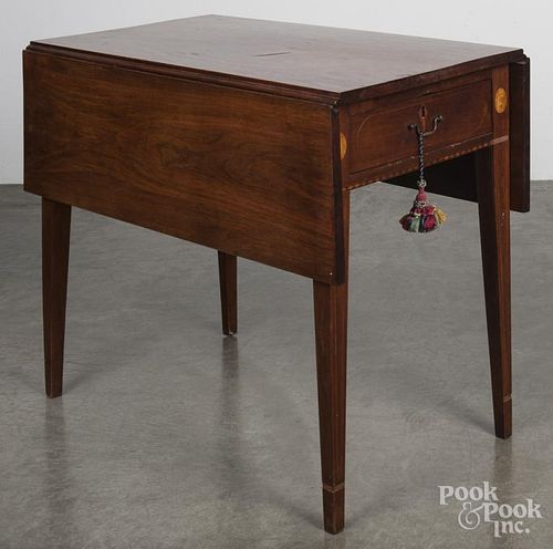 Mid-Atlantic federal walnut inlaid drop leaf table, early 19th c., with diamond and line inlay