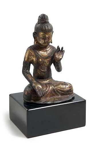 Buddha im Lotussitz, die rechte Hand zur Geste d