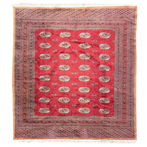 TAPETE. ORIGEN PERSA, SXX. Estilo BOKHARA. Elaborado en fibras de lana y algodón. Decorado con motivos geométricos. 197 x 180 cm