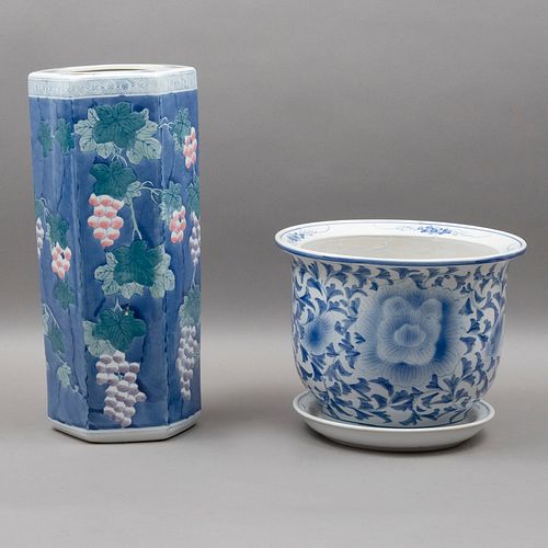 PARAGÜERO Y MACETA CHINA, SIGLO XX Elaborados en cerámica Con decoraciones florales y orgánicas, azul sobre blanco Maceta cu...