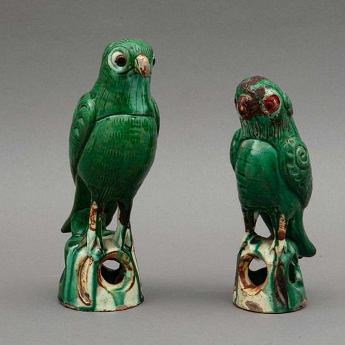 PAR DE COTORRITOS CHINA SIGLO XX Elaborados en cerámica policromada en color verde Acabado vidriado 23 cm altura mayor D...
