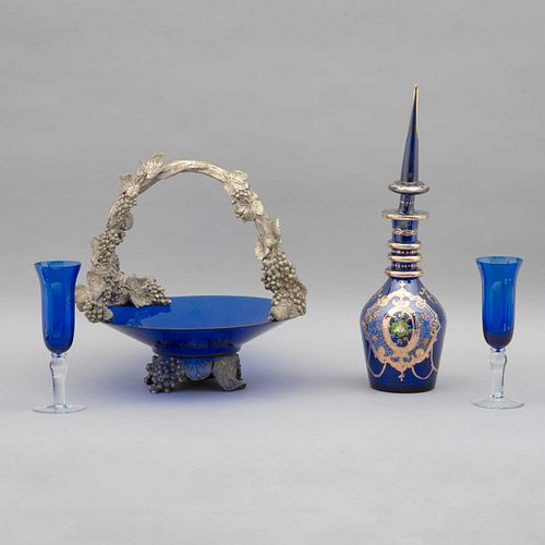 LOTE DE ARTÍCULOS DECORATIVOS SIGLO XX Elaborados en cristal y vidrio color azul Decorado con elementos vegetales en pewter y...