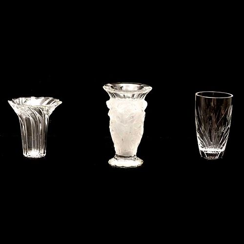 LOTE DE 3 FLOREROS SIGLO XX Elaborados en cristal. 1 tipo Lalique Decorado con elementos antropomorfos, vegetales y facetados<...