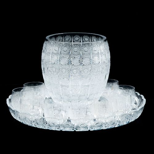 SERVICIO DE PONCHERA CHECOSLOVAQUIA SIGLO XX Elaborados en cristal corte diamente  Diseños facetados Consta de ponchera, c...