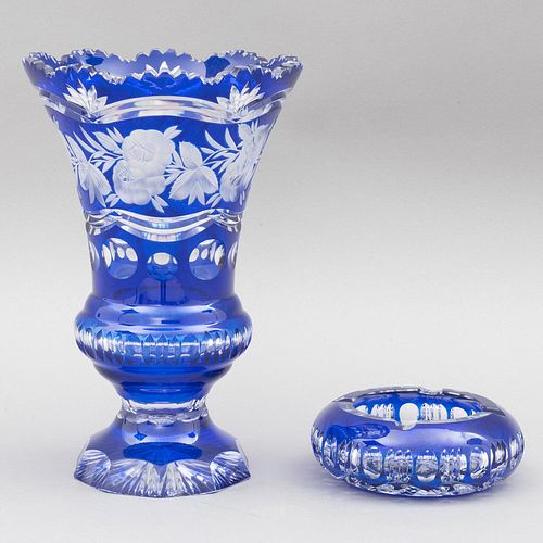 FLORERO Y CENICERO CHECOSLOVAQUIA SIGLO XX Elaborados en cristal de Bohemia Color azul Diseños florales y orgánicos 32 c...