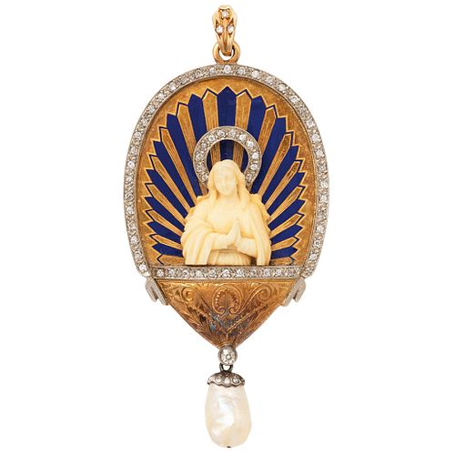 PENDIENTE. SIGLO XX. Imagen de la Virgen María elaborada en hueso. Medallón esmaltado con diamantes corte antiguo montados en oro.