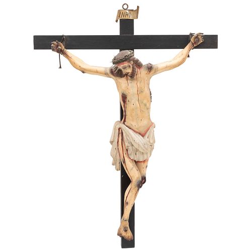 CRISTO CRUCIFICADO. MÉXICO, SIGLO XX. Talla en madera policromada. Cristo: 67 x 52.5 cm.