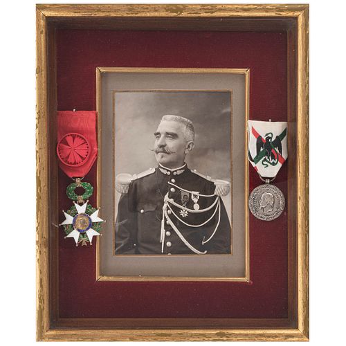 Medalla de la Expédition du Mexique / Medalla de la Orden de la Legión de Honor en grado de Oficial / Retrato de Oficial. Enmarcados.