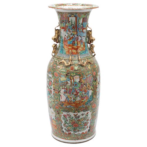 JARRÓN. CHINA, SIGLO XX. En porcelana estilo FAMILIA ROSA. Decorado con escenas costumbristas, motivos florales y relieves.