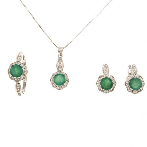 Collar, pendiente, anillo y par de aretes con esmeraldas y circonias en plata .925. Peso: 8.7 g.