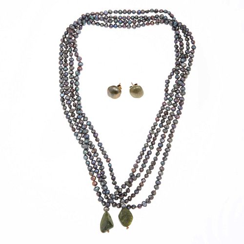 Collar largo y par de broqueles con perlas tahitianas de 5 mm y oro amarillo de 14k. Peso: 105.2 g.