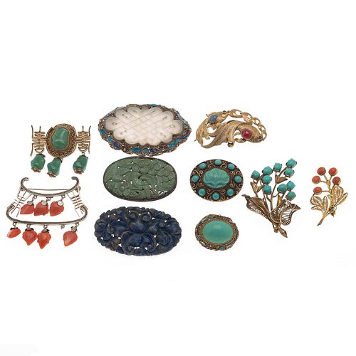 Diez prendedores vintage con lapislázuli, corales, jadeita, y turquesas en plata. Distintas hechuras y formas. Peso: 121.7 g.
