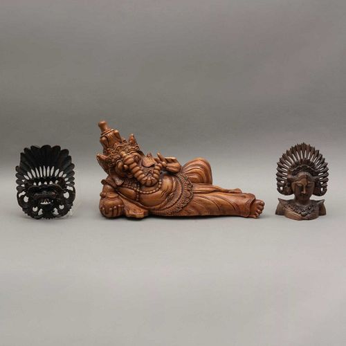 LOTE DE 3 ESCULTURAS. INDONESIA, SXX. Elaborados en madera. Consta de: Buda, dragón y Ganesh.