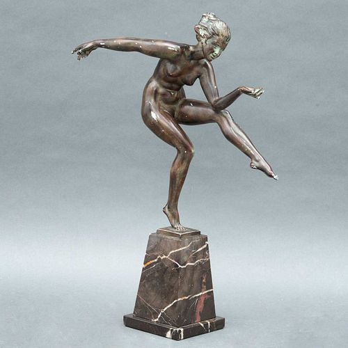 MARCEL BOURAINE (FRANCIA, 1886 - 1948). LA BAILARINA DE LOS DISCOS. Metal plateado, patinado color marrón. Firmado/sellado. 34.5cm alt.