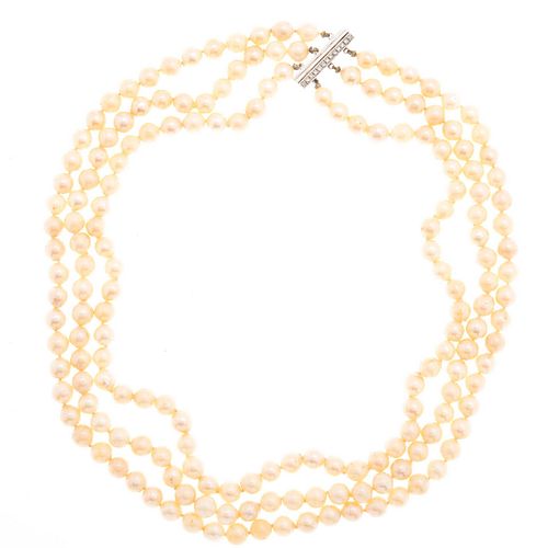 Collar de 3 hilos con 176 perlas cultivadas color crema de 8 mm. 13 diamantes corte 8 x 8. Peso: 119.8 g.