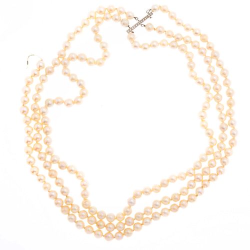 Collar de 3 hilos con 154 perlas cultivadas color crema de 8 mm. 13 diamantes corte 8 x 8. Peso: 109.1 g. Nota roto de un hilo...