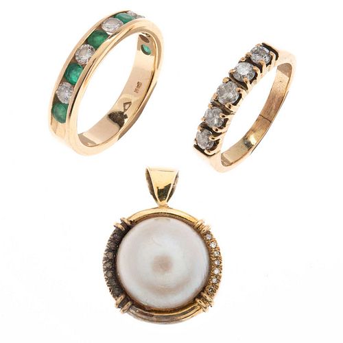 Dos medias churumbelas y pendiente con media perla, diamantes y esmeraldas en oro amarillo de 10k y 14k. 1 media perla cultivada d...