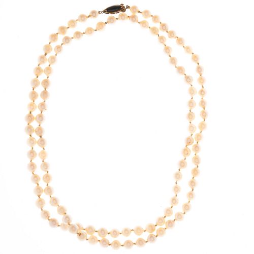 Collar con 103 perlas cultivadas color crema de 7 mm con broche en oro amarillo de 14k. Peso: 46.7g