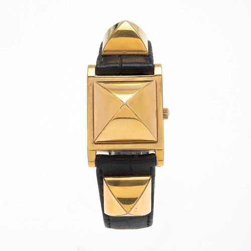 Reloj Hermes Medor. Movimiento de cuarzo. Caja cuadrada en acero dorado de 22 x 22 mm. Carátula color blanco con índices de cu...