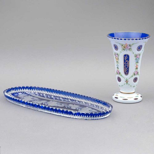 FLORERO Y CHAROLA. SXX. Elaborados en cristal overlay, azul sobre blanco (florero) y de Bohemia (charola).  Decoraciones facetadas