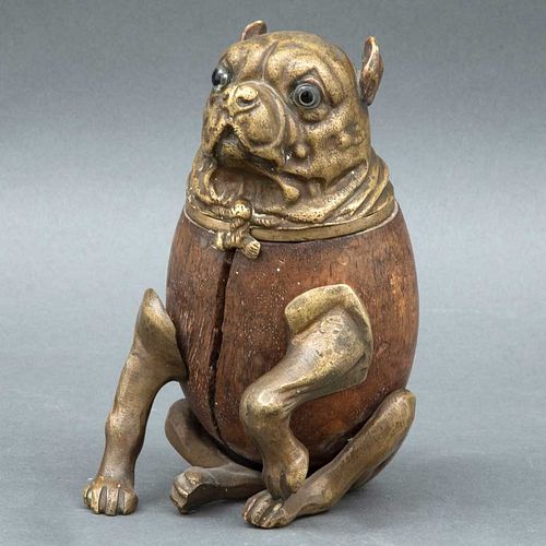 TINTERO. EUA, 1979. Diseño de perro Pug, por ARTHUR COURT DESIGNS. Madera y bronce. 15 cm de altura.