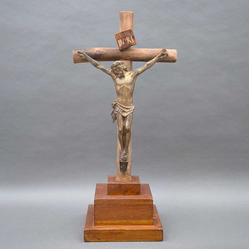 CRISTO CRUCIFICADO. SXX. Bronce, acabado dorado; cruz de madera, base escalonada. Cristo: 49 x 35 cm; cruz: 88 x 40.5 cm.