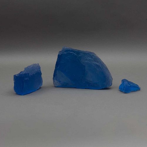 PERLA KRAUZE. Piedras #1, 2, 3, 2018, Sin firma, Resina azul, 9 x 10 x 15 cm, 8 x 14 x 10 cm y 7 x 17 x 25 cm