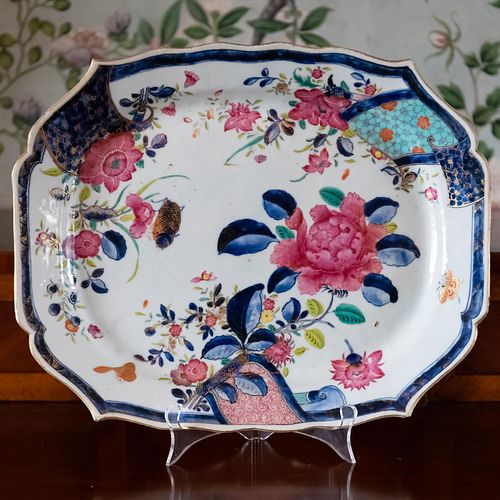 Chinese Export Porcelain Platter in the 'Psuedo Tobacco Leaf' Pattern