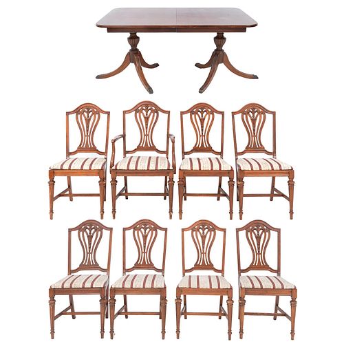 COMEDOR. SXX. Elaborado en madera entintada. Consta de: Mesa con cubierta rectangular, fustes tipo jarrón; sillón y 7 sillas.