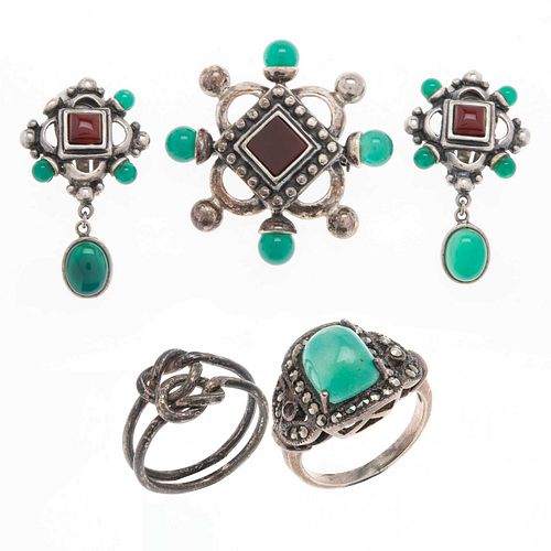 Prendedor, dos anillos y par de aretes con jadeita y cristales verdes en plata .925. Peso: 38.9 g.