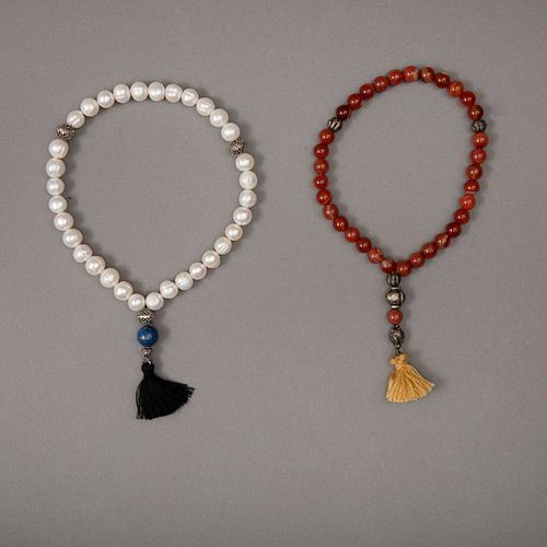 Dos rosarios árabes tasbihs con perlas cultivadas, lapislázuli, ágata y cornalina. 33 esferas cada uno.