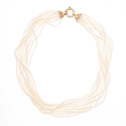 Collar de 8 hilos de perlas con broche en oro amarillo de 14k. Peso: 90.1 g.