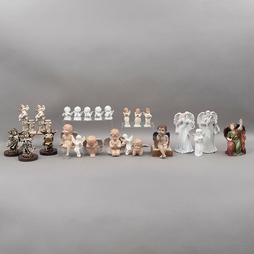 LOTE DE ÁNGELES SIGLO XX Elaborados en porcelana, cerámica y pasta Diferentes diseños y tamaños 2 de ellos candeleros, 2 p...