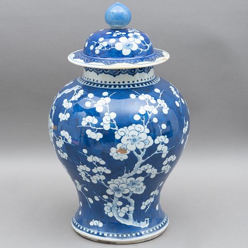 TIBOR CHINA  SIGLO XX Elaborado en porcelana azul Decoración floral 44 cm altura Detalles de conservación