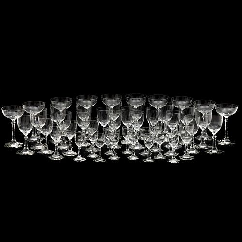 LOTE DE COPAS FRANCIA SIGLO XX Elaboras en cristal transparente 5 tamaños diferentes (11 licor, 6 jerez, 10 vino blanco, 10...