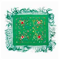 SOBREMANTEL. CHINA, 1RA MITAD DEL SXX. Raso color verde, decoración bordada en hilo policromado con diseño a manera de flores. 74x74cm.