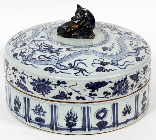 CHINESE ROUND BLUE AND WHITE COVERED PORCELAIN DISH