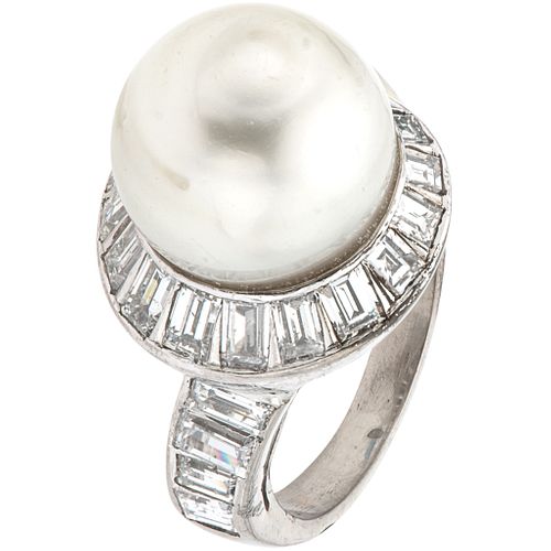 ANILLO CON PERLA CULTIVADA Y DIAMANTES EN PLATA PALADIO. Una perla color crema y diamantes corte cuadrado y baguette. Talla: 6 ¼