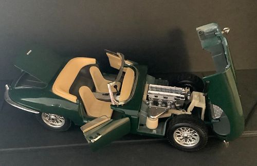 Burago Green Jaguar Vehicle 10 Inches Long Made in Italy 