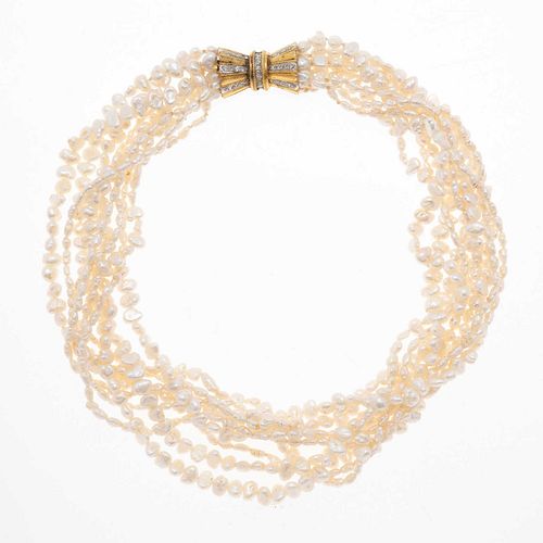 Collar de 9 hilos con perlas de río y diamantes en oro amarillo de 14k. 31 diamantes corte 8 x 8. Peso: 70.3 g.