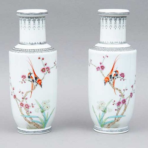 PAR DE JARRONES CHINA SIGLO XX Elaborados en porcelana blanca Decorado con sinogramas, aves y cerezos 30 cm altura Detal...