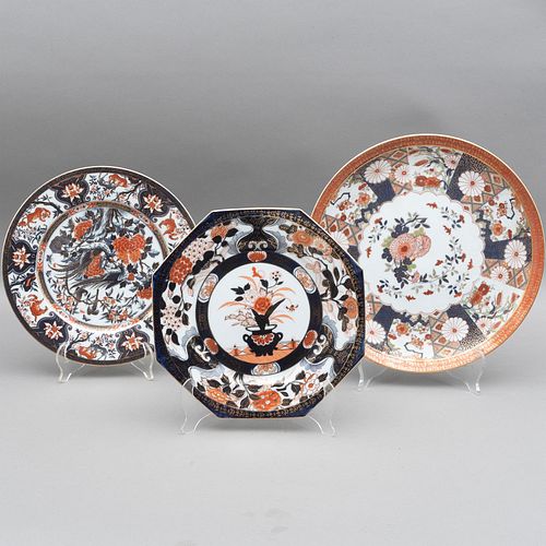 PLATONES DECORATIVOS  JAPÓN  SIGLO XX Elaborados en porcelana tipo IMARI Decorados con elementos florales  aves Detallados...