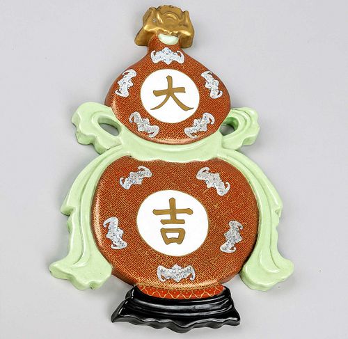 Wall plaque ''Bow-wrapped double gourd of great happiness'', China, Republic period(1911-1949), 1910s/1920s, porcelain with polychrome decoration of n