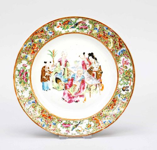 Rare Canton motif plate, South China, Guangzhou or Macao, Qing dynasty(1644-1911), around 1800, in the center detailed depiction of a scholar's dispiu