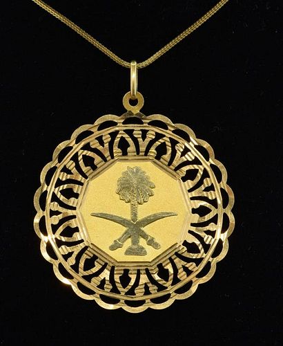 Gold medallion pendant and chain. Mounted in 18 ct