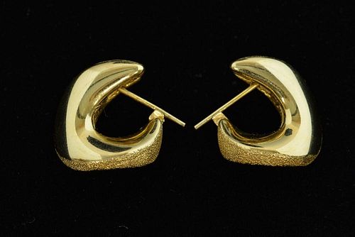 Pair of textured gold earrings 18 ct