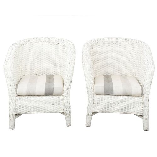 PAR DE SILLONES. SXX. Elaborados en bejuco tejido color blanco. Respaldo cerrado, asiento acojinado con tapicería de tela.