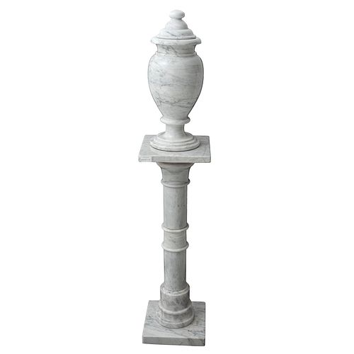 COLUMNA Y TIBOR. SXX. Elaborados en mármol blanco veteado. Columna dórica. 80 cm de altura columna y 50 cm de altura tibor