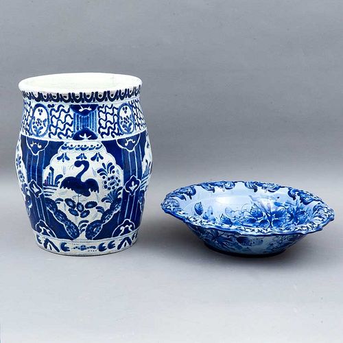 MACETERO MÉXICO SIGLO XX Elaborado en cerámica tipo talavera Decorado con elementos florales y orgánicos Incluye plato base