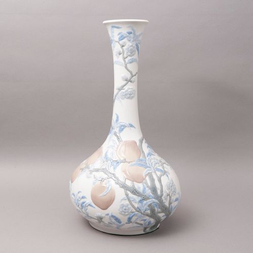 FLORERO ESPAÑA SIGLO XX Elaborado en porcelana Lladró Acabado brillante Decorado con elementos florales 60 cm altura D...